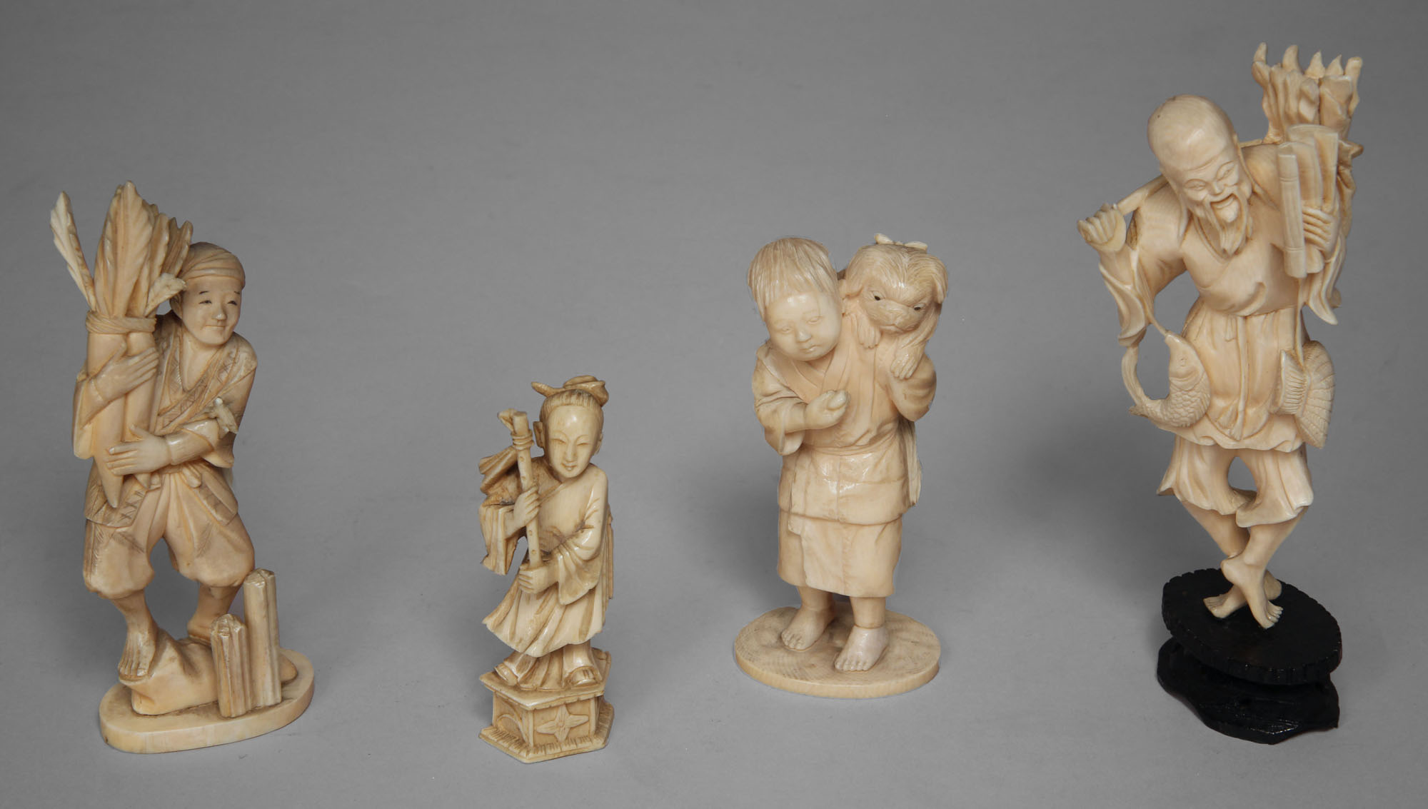 CUATRO FIGURAS CHINAS DE MARFIL ESCULPIDO. CUATRO FIGURAS CHINAS DE MARFIL ESCULPIDO.