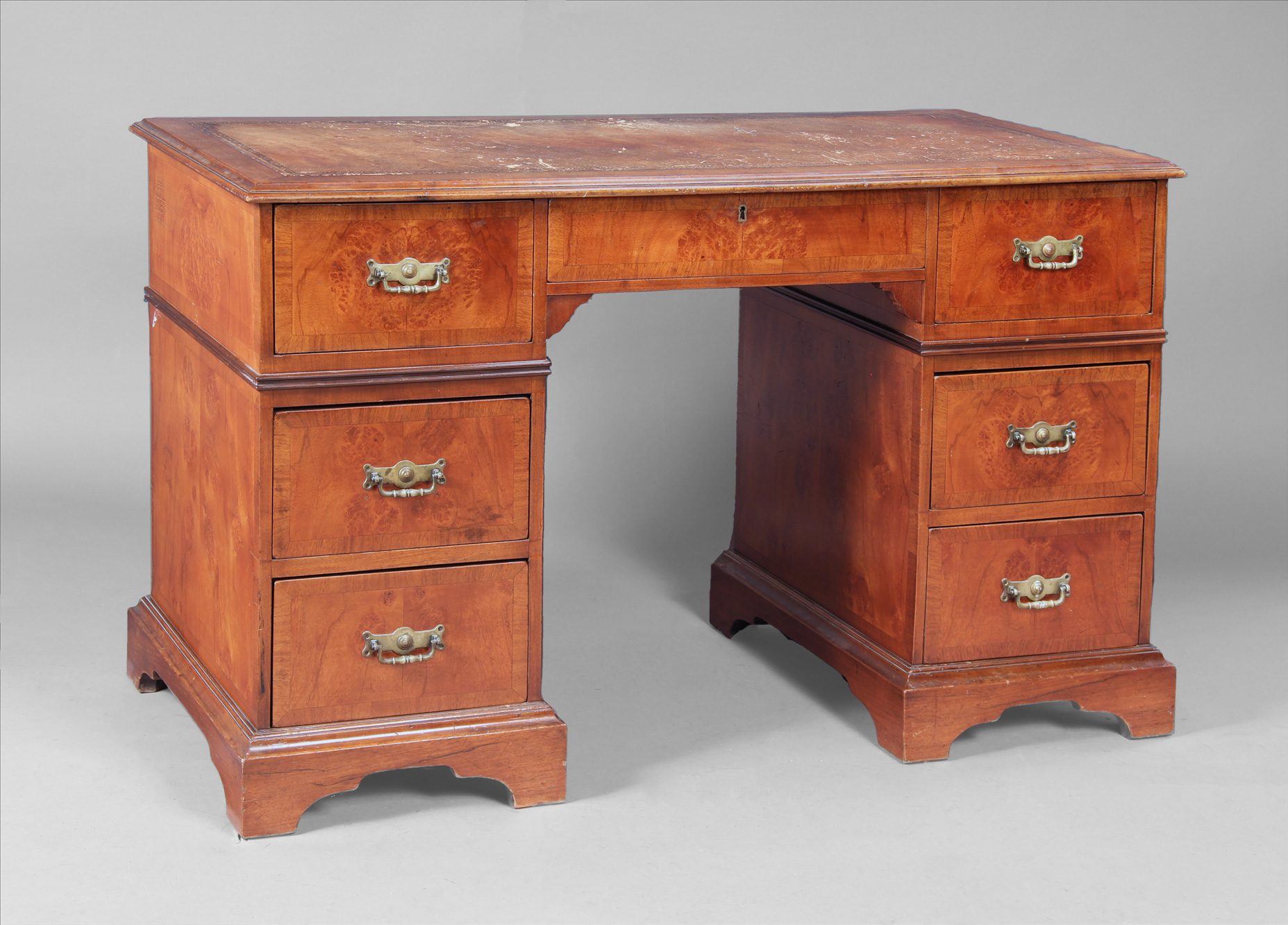 ESCRITORIO DE PEDESTALES ESTILO INGLES. ESCRITORIO DE PEDESTALES ESTILO INGLES.