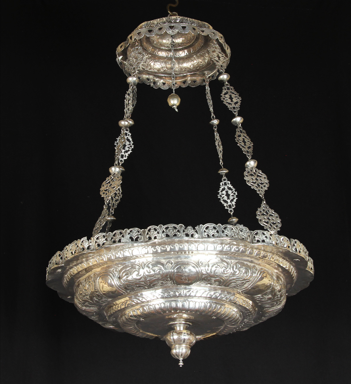 ANTIGUA LAMPARA VOTIVA CINCELADA Y REPUJADA. ANTIGUA LAMPARA VOTIVA CINCELADA Y REPUJADA.