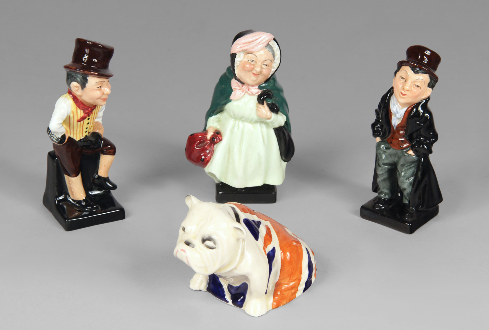 CUATRO PEQUEÑAS FIGURAS INGLESAS DE POTTERY ROYAL DOULTON. CUATRO PEQUEÑAS FIGURAS INGLESAS DE POTTERY ROYAL DOULTON.