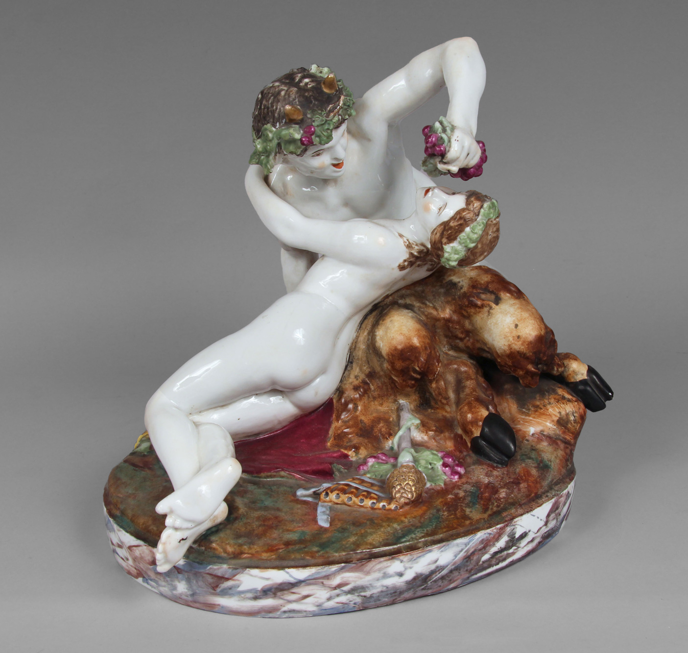 GRUPO DE PORCELANA EUROPEA ESMALTADA. GRUPO DE PORCELANA EUROPEA ESMALTADA.