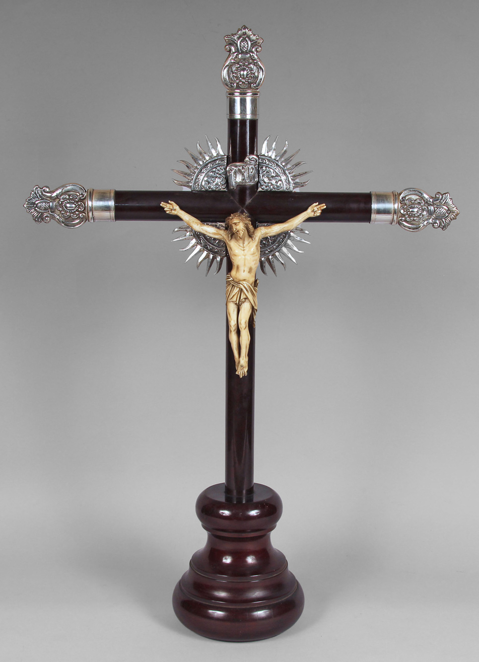 CRUCIFIJO DE APOYO CON PUNZON DE PLATERO PALLAROLS. CRUCIFIJO DE APOYO CON PUNZON DE PLATERO PALLAROLS.