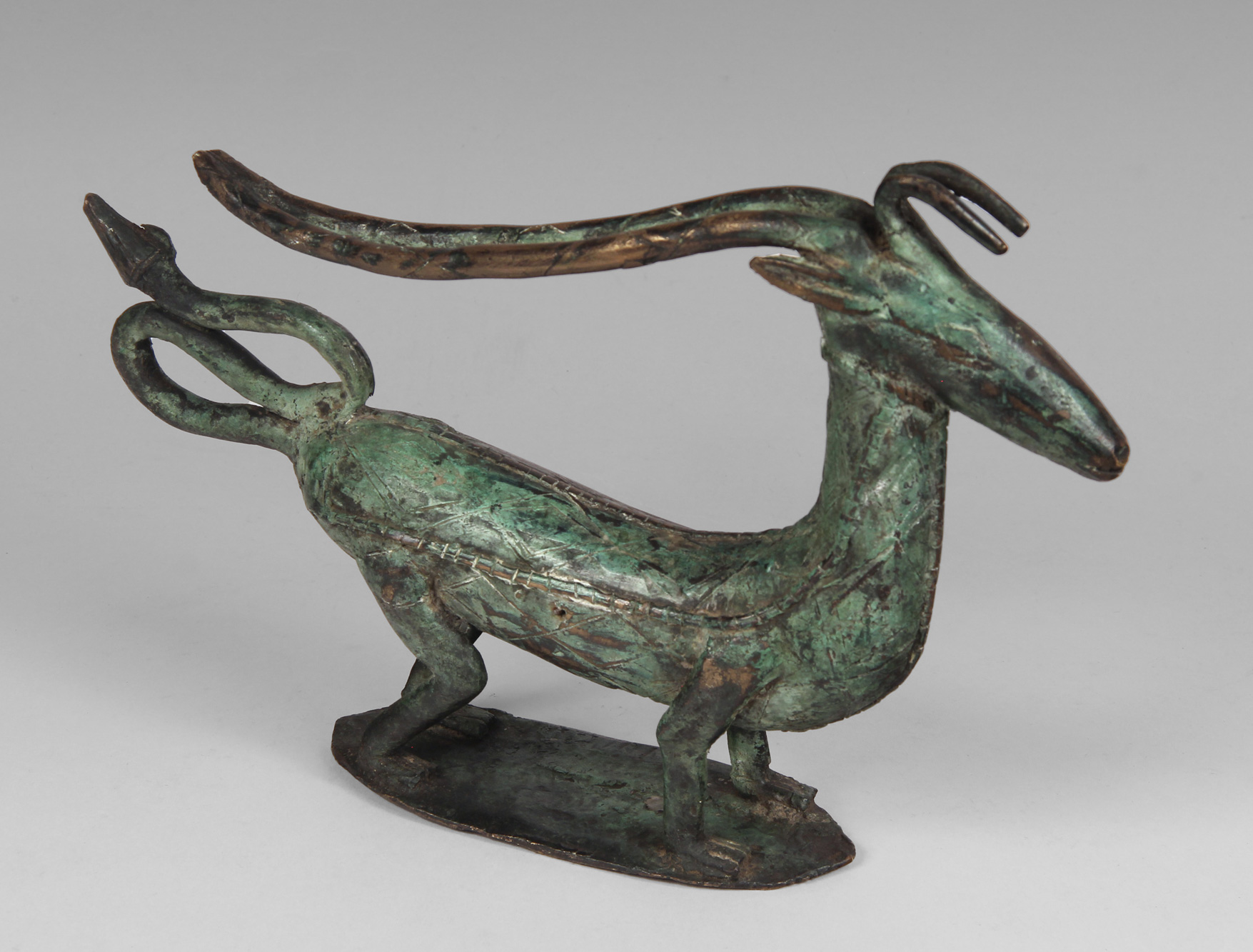 ANTIGUA FIGURA ORIENTAL DE BRONCE PATINADO. ANTIGUA FIGURA ORIENTAL DE BRONCE PATINADO.