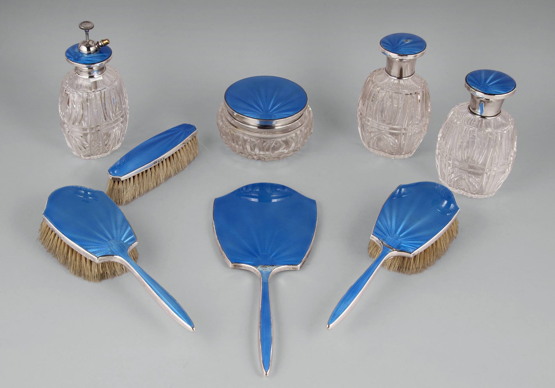 JUEGO INGLES PARA TOILETTE CON DECORACION GUILLOCHE. JUEGO INGLES PARA TOILETTE CON DECORACION GUILLOCHE.