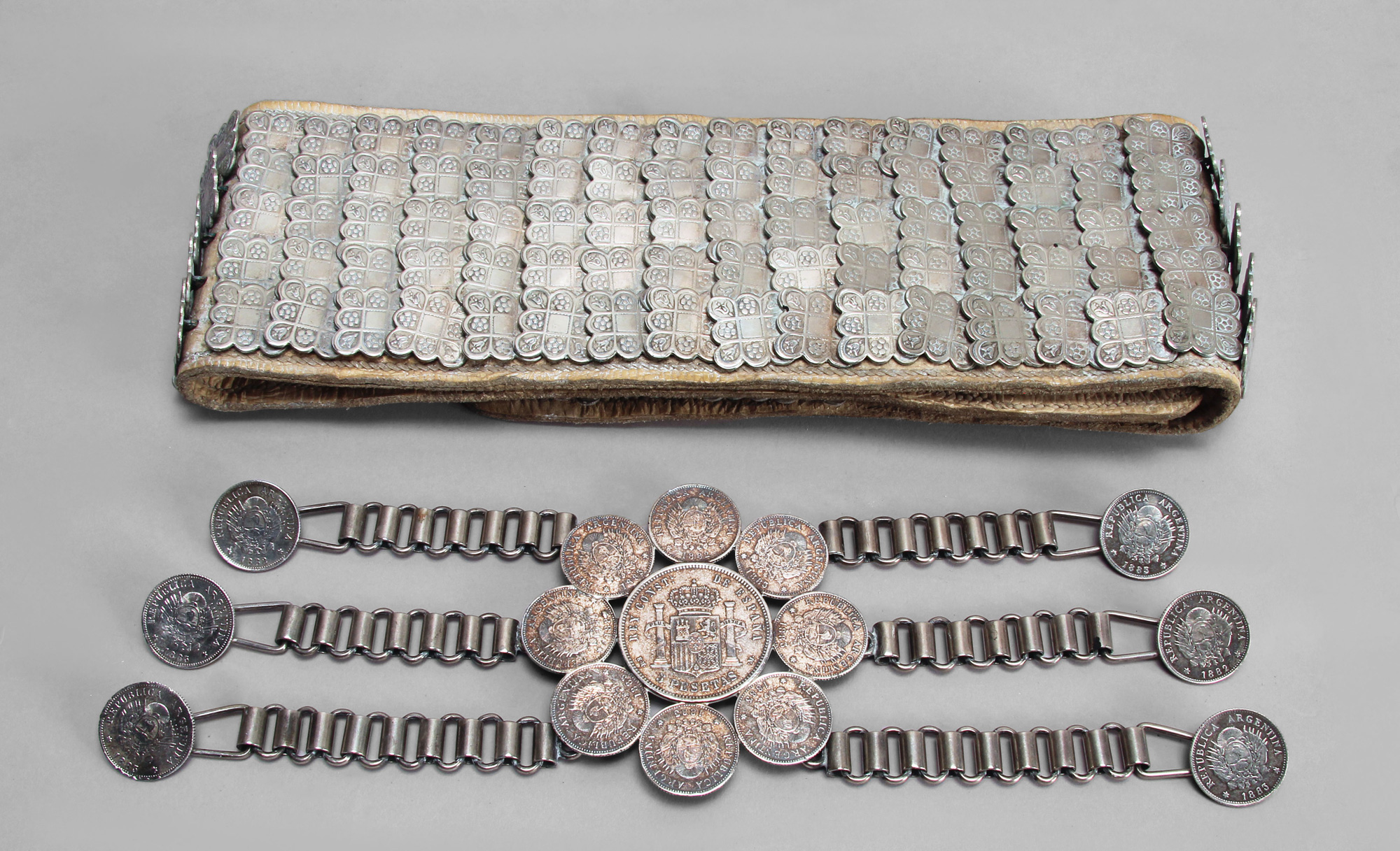 ANTIGUA RASTRA CRIOLLA CON CINTO DE CUERO CRUDO. ANTIGUA RASTRA CRIOLLA CON CINTO DE CUERO CRUDO.