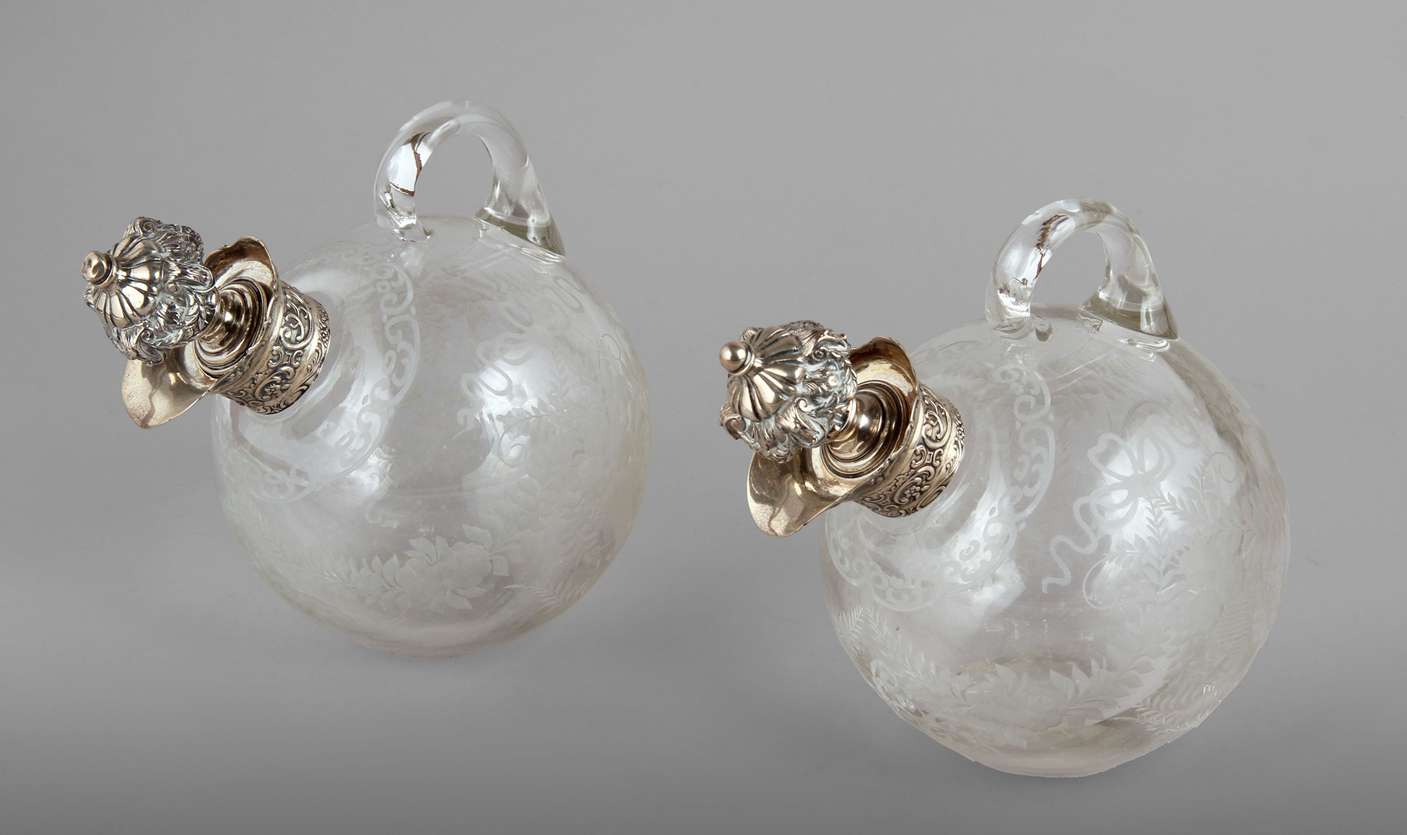 PAR DE CURIOSAS GARRAFAS GLOBULARES CON SUS TAPONES. PAR DE CURIOSAS GARRAFAS GLOBULARES CON SUS TAPONES.