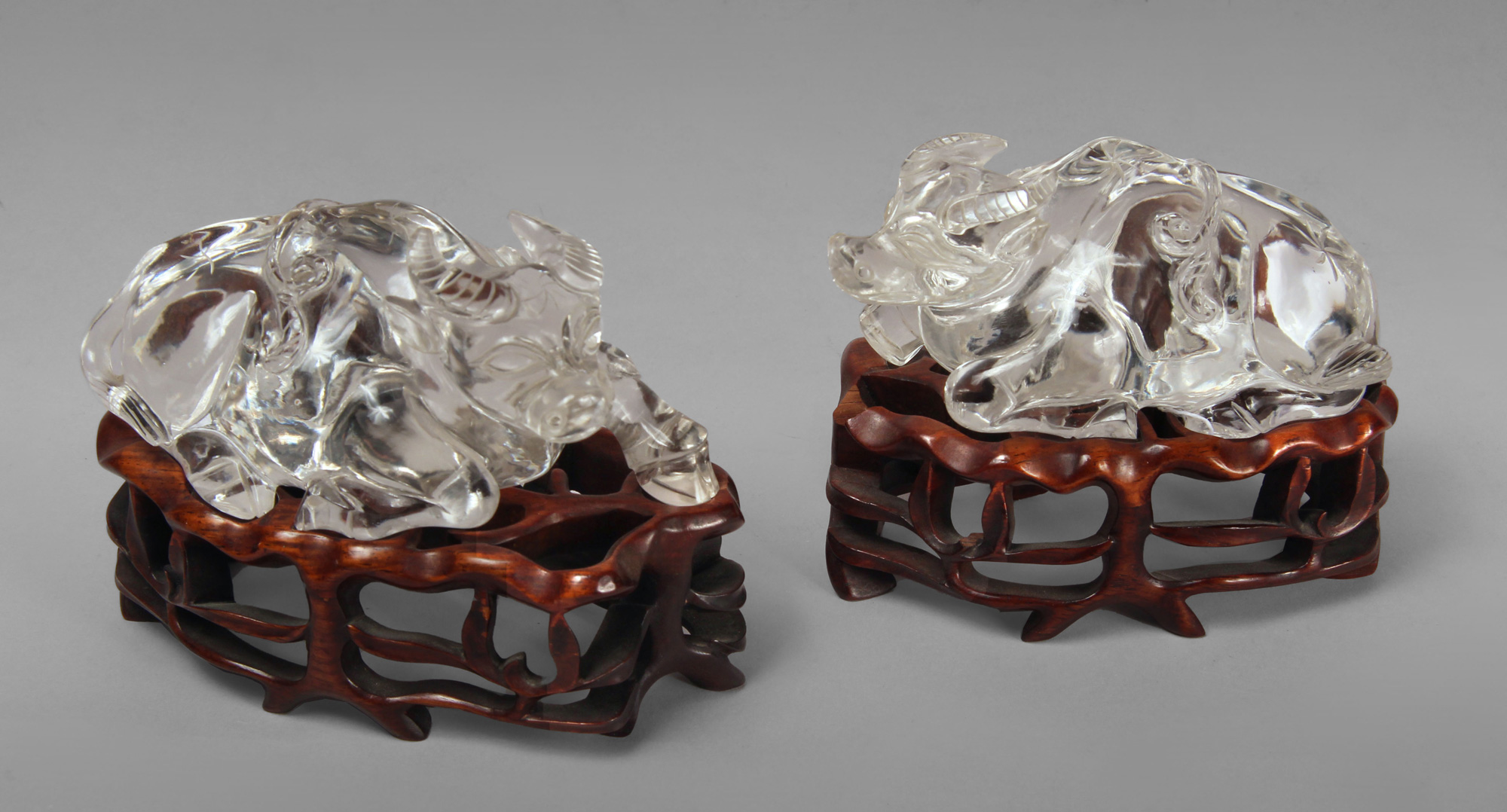 PAR DE BUEYES DE CRISTAL DE ROCA ESCULPIDOS. PAR DE BUEYES DE CRISTAL DE ROCA ESCULPIDOS.