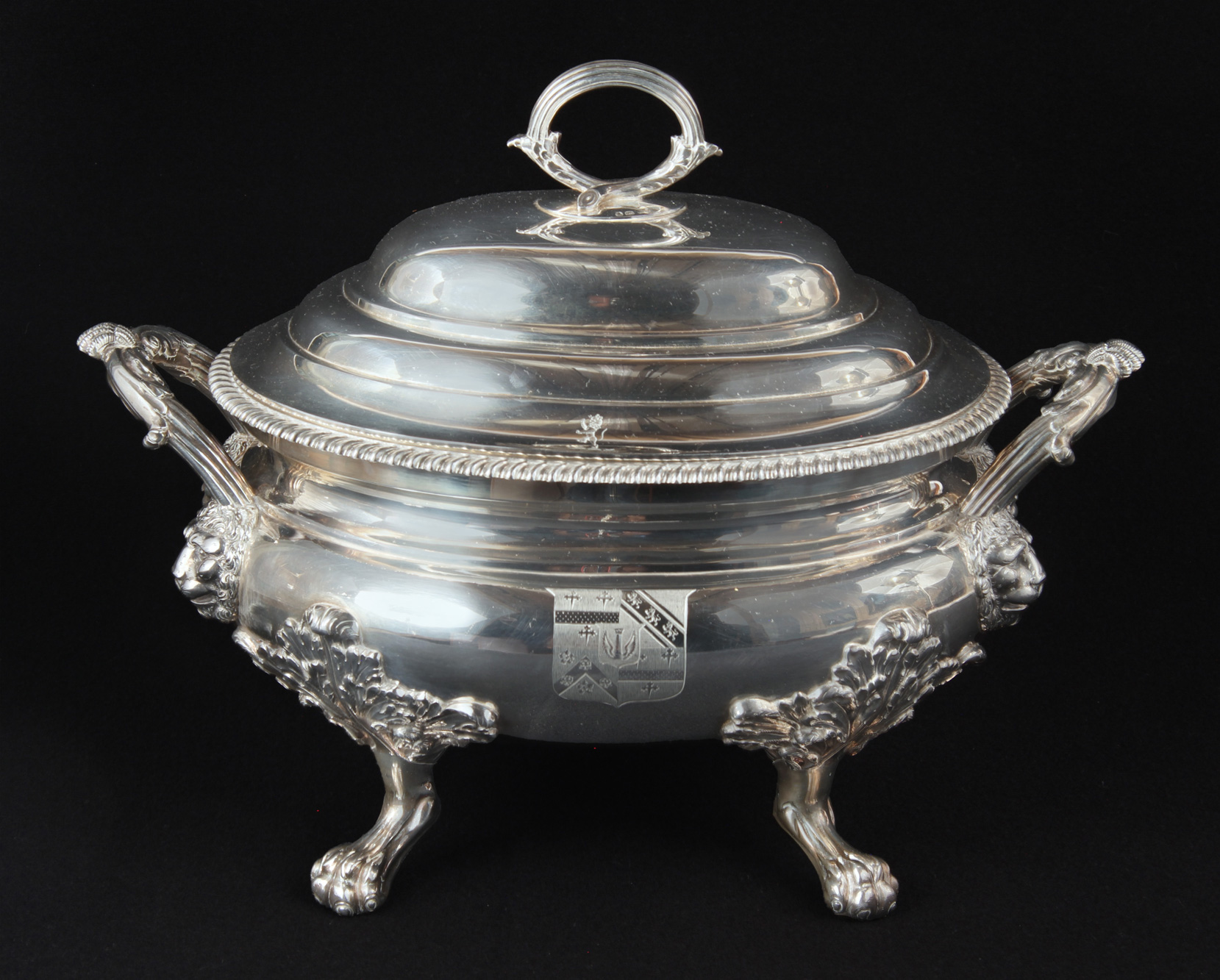 ANTIGUA SOPERA DE PLATA INGLESA EPOCA JORGE III. ANTIGUA SOPERA DE PLATA INGLESA EPOCA JORGE III.