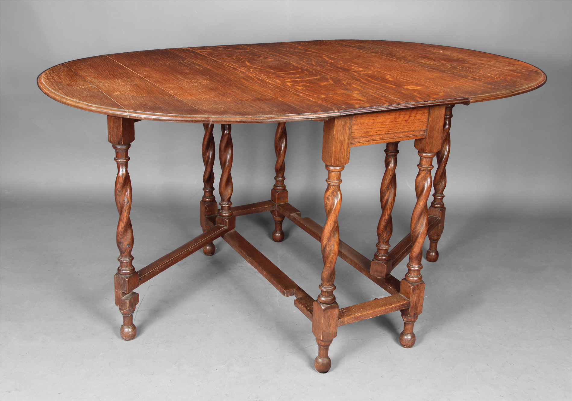 ANTIGUA MESA GATE LEG INGLESA DE FORMA OVAL. ANTIGUA MESA GATE LEG INGLESA DE FORMA OVAL.