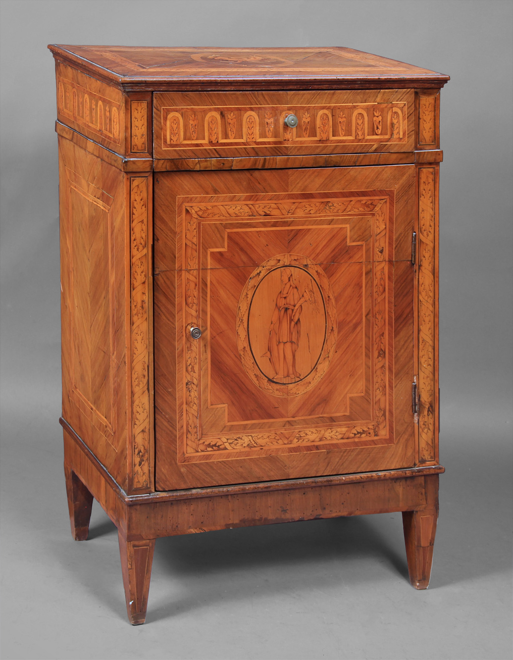 ANTIGUO MUEBLE ITALIANO DE ARRIMO. ANTIGUO MUEBLE ITALIANO DE ARRIMO.