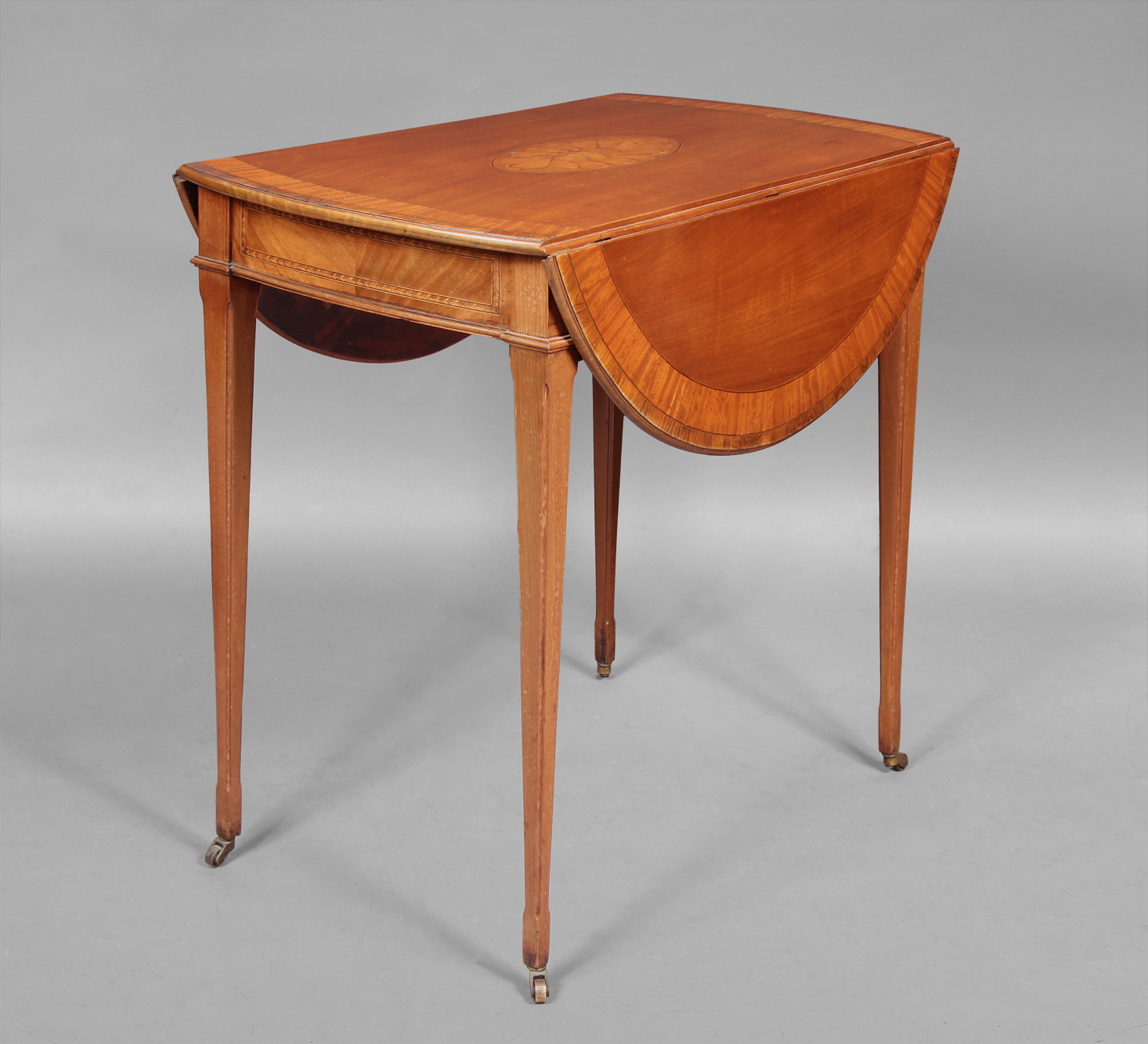 PEQUEÑA MESA OVAL DE ESTILO INGLES CON ALETAS VOLCABLES. PEQUEÑA MESA OVAL DE ESTILO INGLES CON ALETAS VOLCABLES.