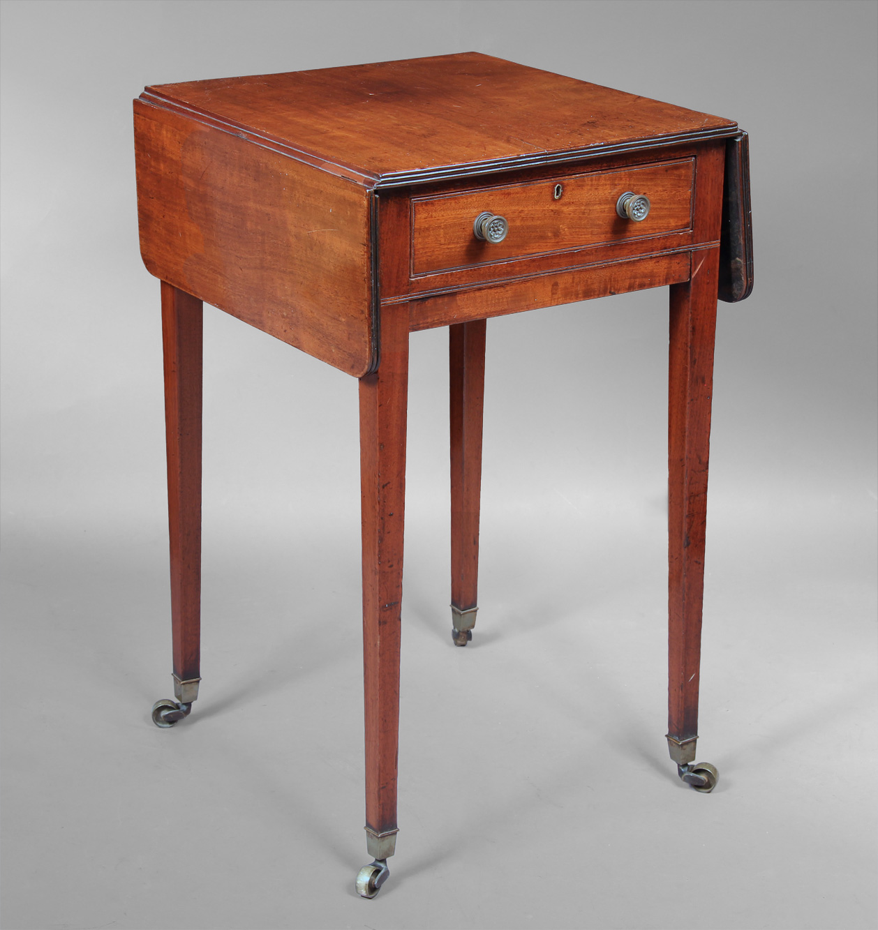 PEQUEÑA MESA INGLESA ANTIGUA CON ALETAS VOLCABLES. PEQUEÑA MESA INGLESA ANTIGUA CON ALETAS VOLCABLES.