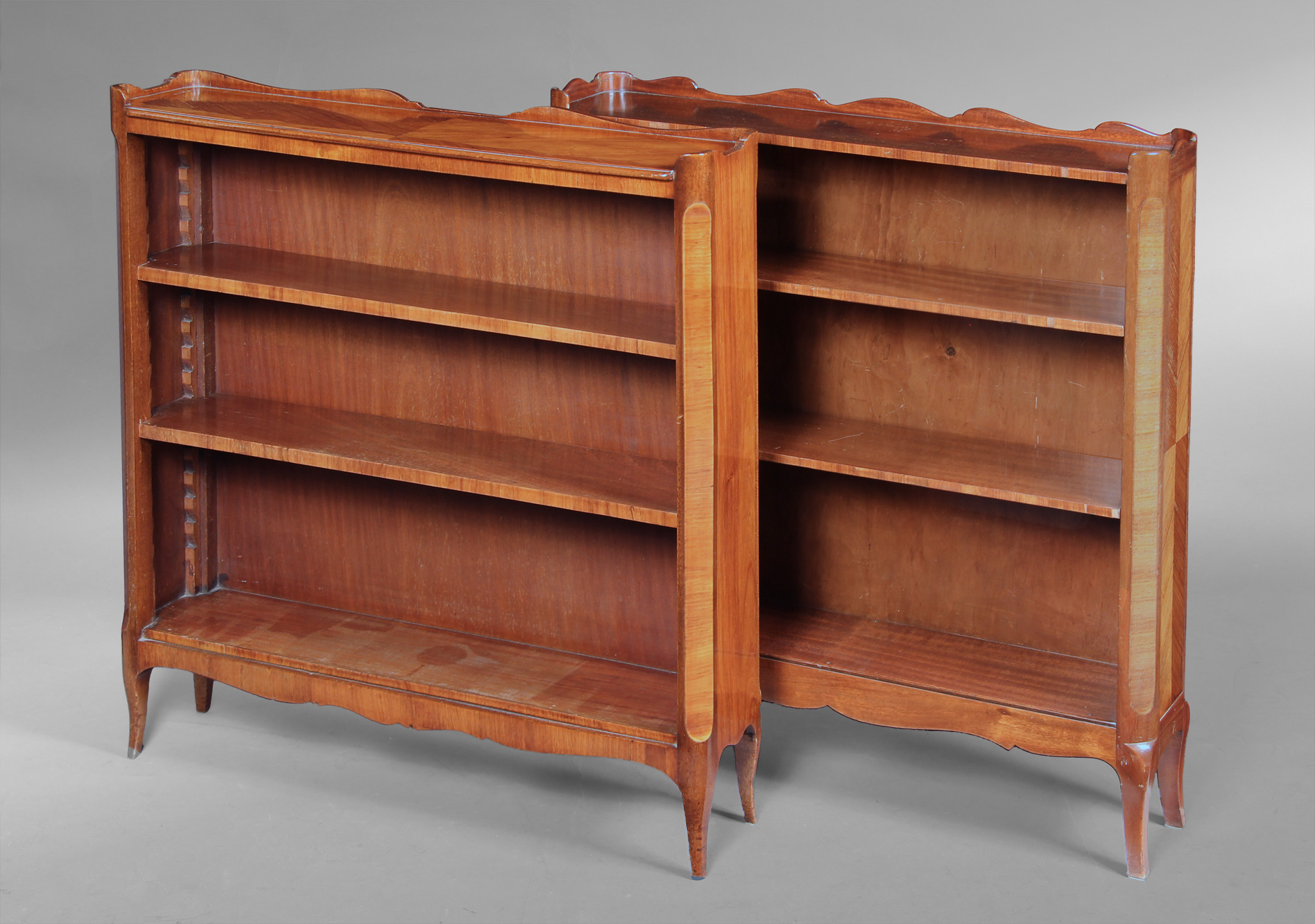 DOS PEQUEÑAS BIBLIOTECAS DE FRENTE ABIERTO. DOS PEQUEÑAS BIBLIOTECAS DE FRENTE ABIERTO.