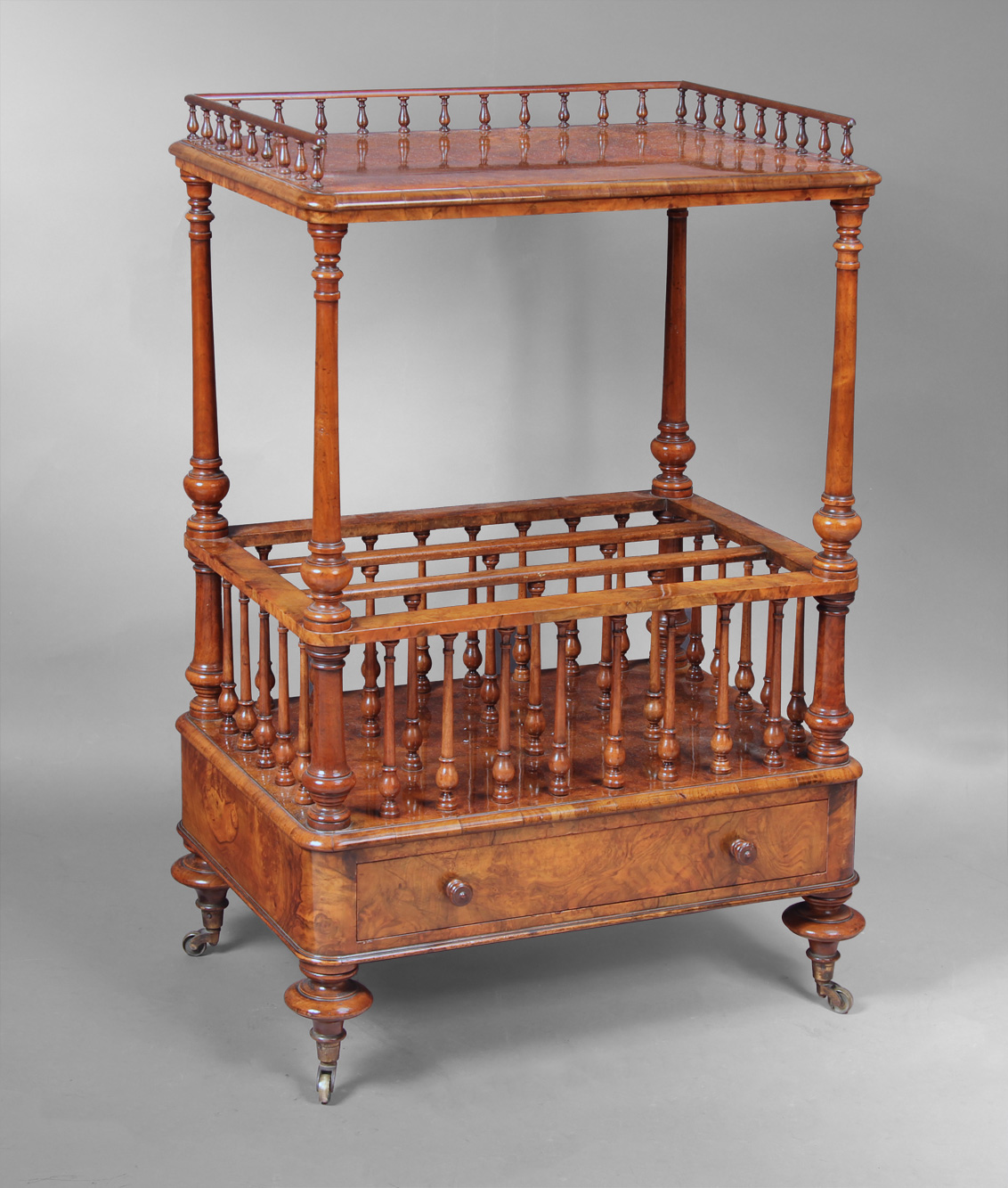 MESA REVISTERO INGLESA EN RAIZ DE NOGAL. MESA REVISTERO INGLESA EN RAIZ DE NOGAL.