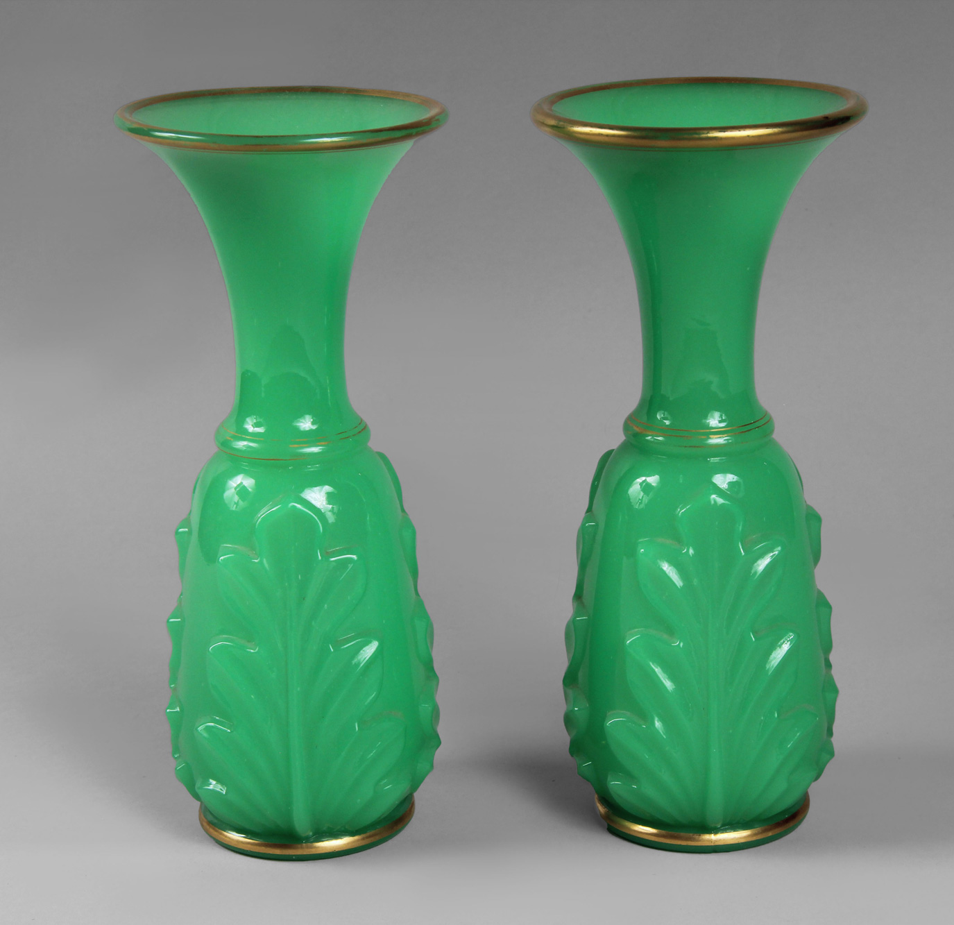 PAR DE VASOS DE OPALINA FRANCESA COLOR VERDE. PAR DE VASOS DE OPALINA FRANCESA COLOR VERDE.