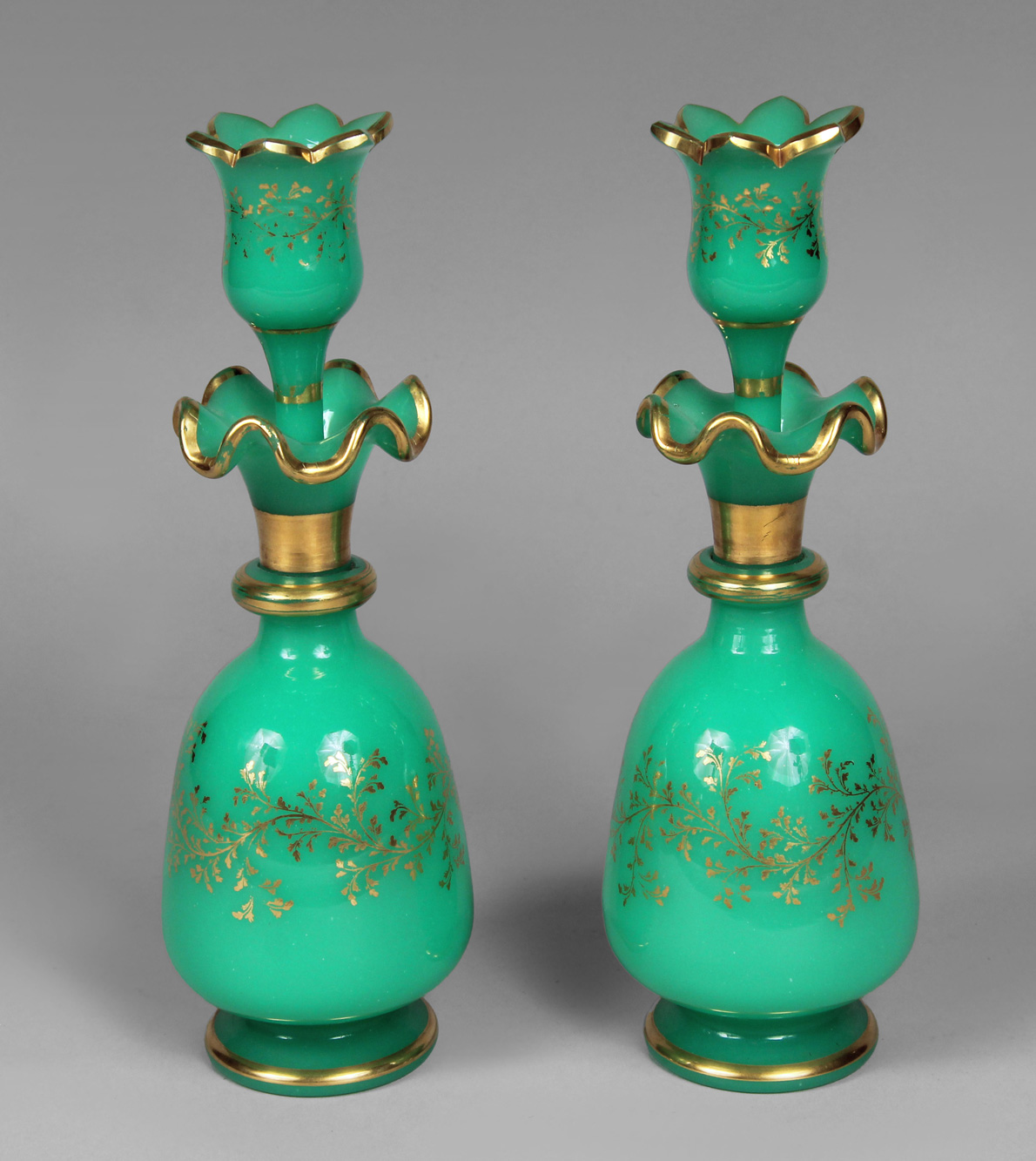 PAR DE PERFUMEROS FRANCESES DE OPALINA VERDE. PAR DE PERFUMEROS FRANCESES DE OPALINA VERDE.