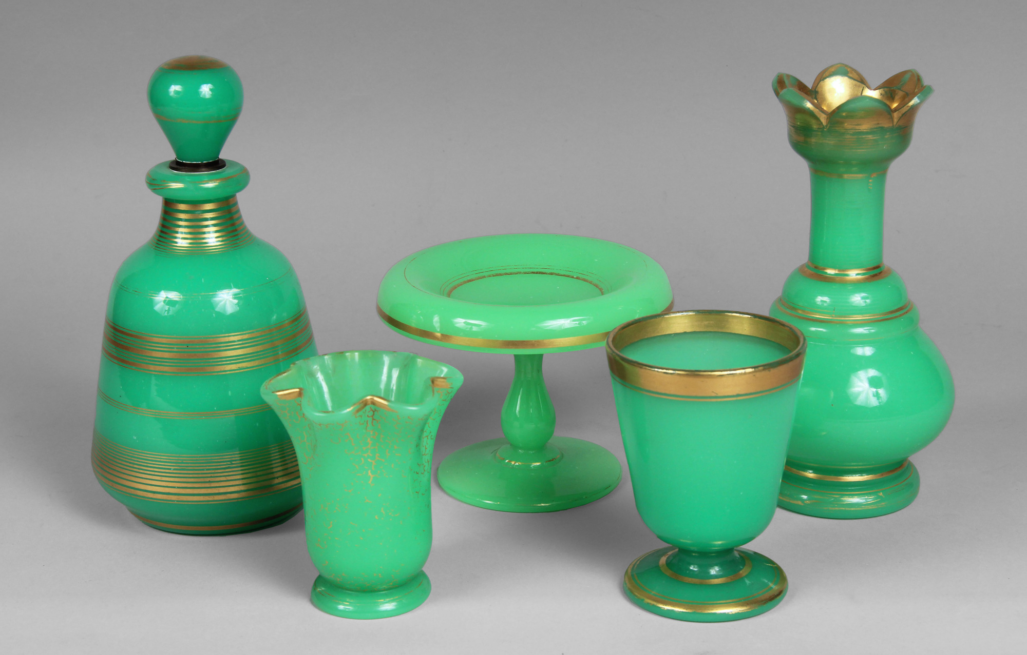 CINCO PIEZAS DE OPALINA FRANCESA COLOR VERDE. CINCO PIEZAS DE OPALINA FRANCESA COLOR VERDE.