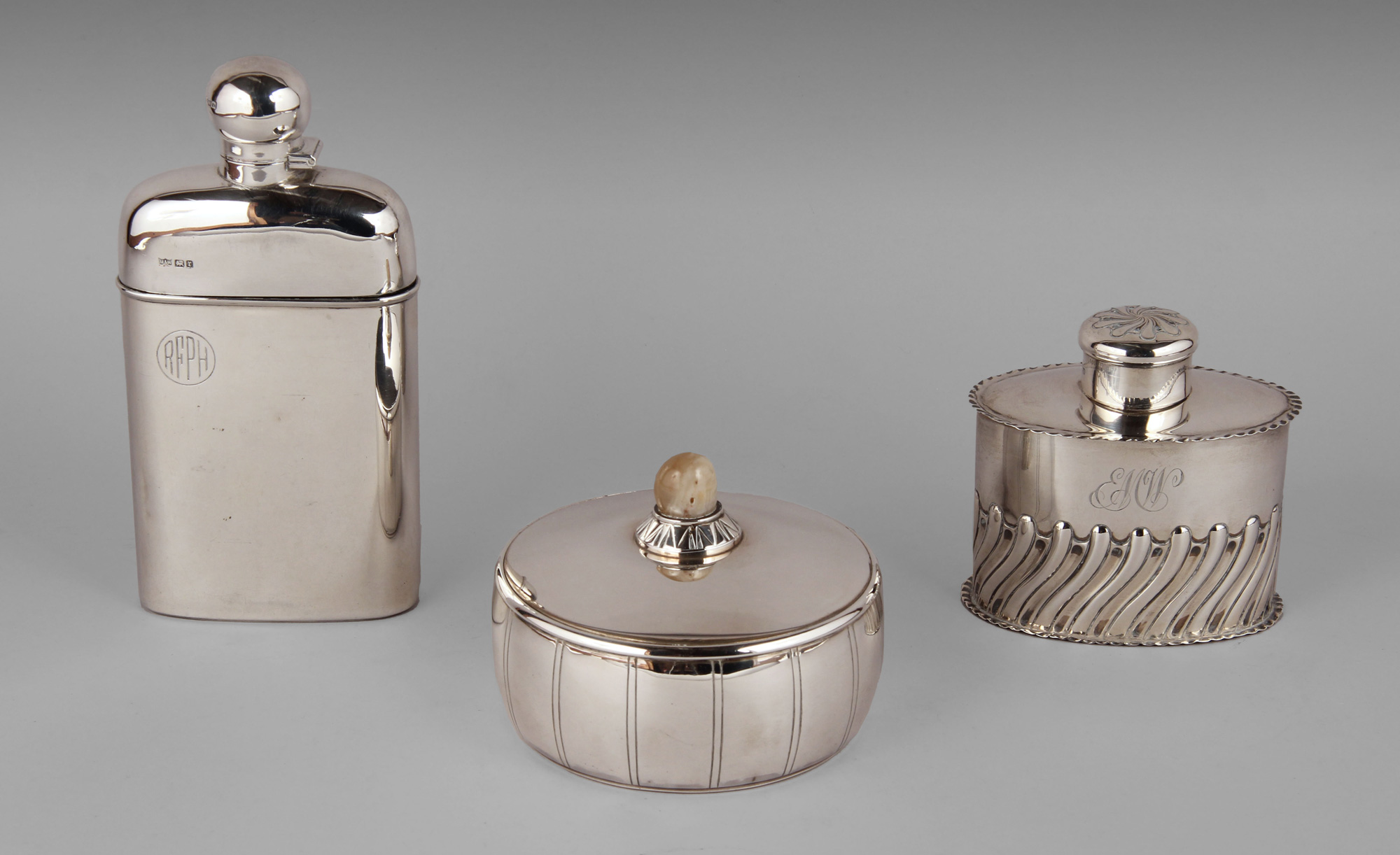 Lotes 510, 511 y 512:
PETACA REVESTIDA EN PLATA INGLESA CON TAPA.
CAJA CIRCULAR DE PLATA FRANCESA CON TAPA.
ANTIGUO TEA CADDY DE PLATA INGLESA SELLADA CON TAPA. Lotes 510, 511 y 512:
PETACA REVESTIDA EN PLATA INGLESA CON TAPA.
CAJA CIRCULAR DE PLATA FRANCESA CON TAPA.
ANTIGUO TEA CADDY DE PLATA INGLESA SELLADA CON TAPA.