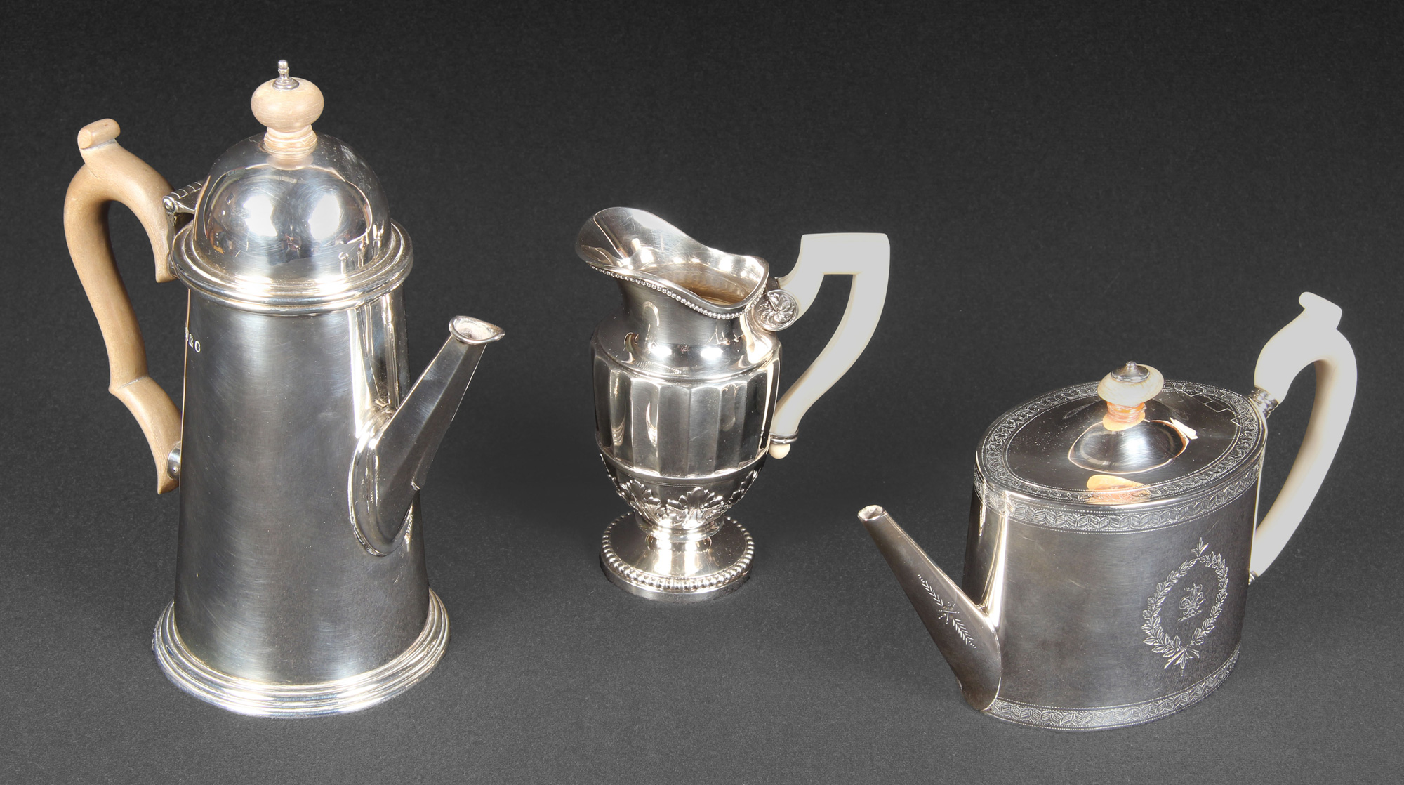 Lotes 535, 536 y 537:
PEQUEÑA CAFETERA DE PLATA INGLESA SELLADA.
PEQUEÑA JARRA LECHERA DE PLATA FRANCESA SELLADA.
PEQUEÑA CHOCOLATERA DE PLATA INGLESA SELLADA. Lotes 535, 536 y 537:
PEQUEÑA CAFETERA DE PLATA INGLESA SELLADA.
PEQUEÑA JARRA LECHERA DE PLATA FRANCESA SELLADA.
PEQUEÑA CHOCOLATERA DE PLATA INGLESA SELLADA.
