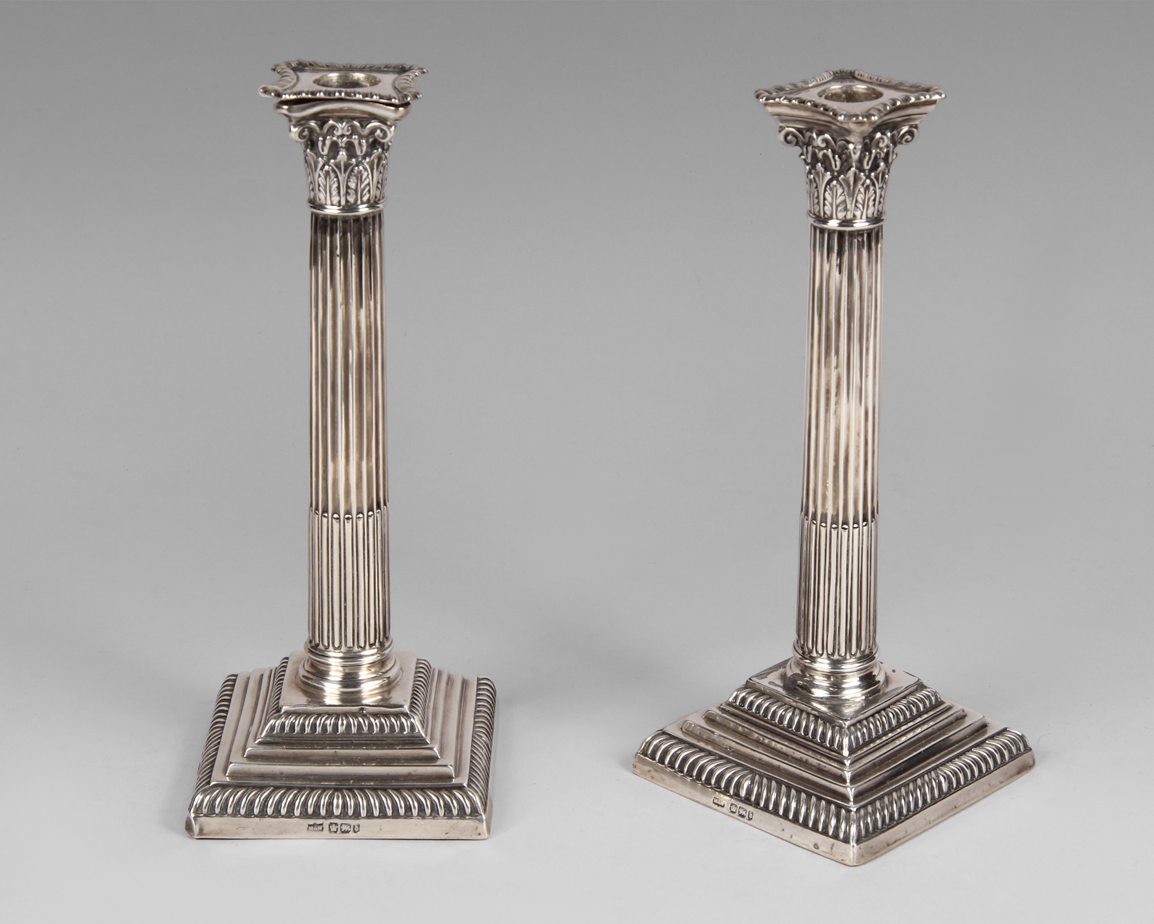 PAR DE CANDELEROS DE PLATA INGLESA SELLADA. PAR DE CANDELEROS DE PLATA INGLESA SELLADA.