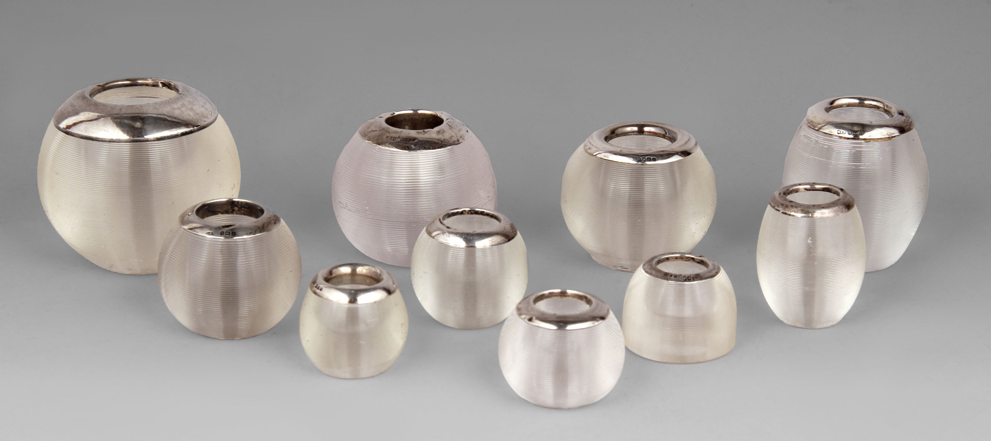 Lotes 478 y 474:
CUATRO FOSFORERAS INGLESAS DE VIDRIO GRUESO.
SEIS PEQUEÑAS FOSFORERAS INGLESAS DE VIDRIO GRUESO. Lotes 478 y 474:
CUATRO FOSFORERAS INGLESAS DE VIDRIO GRUESO.
SEIS PEQUEÑAS FOSFORERAS INGLESAS DE VIDRIO GRUESO.