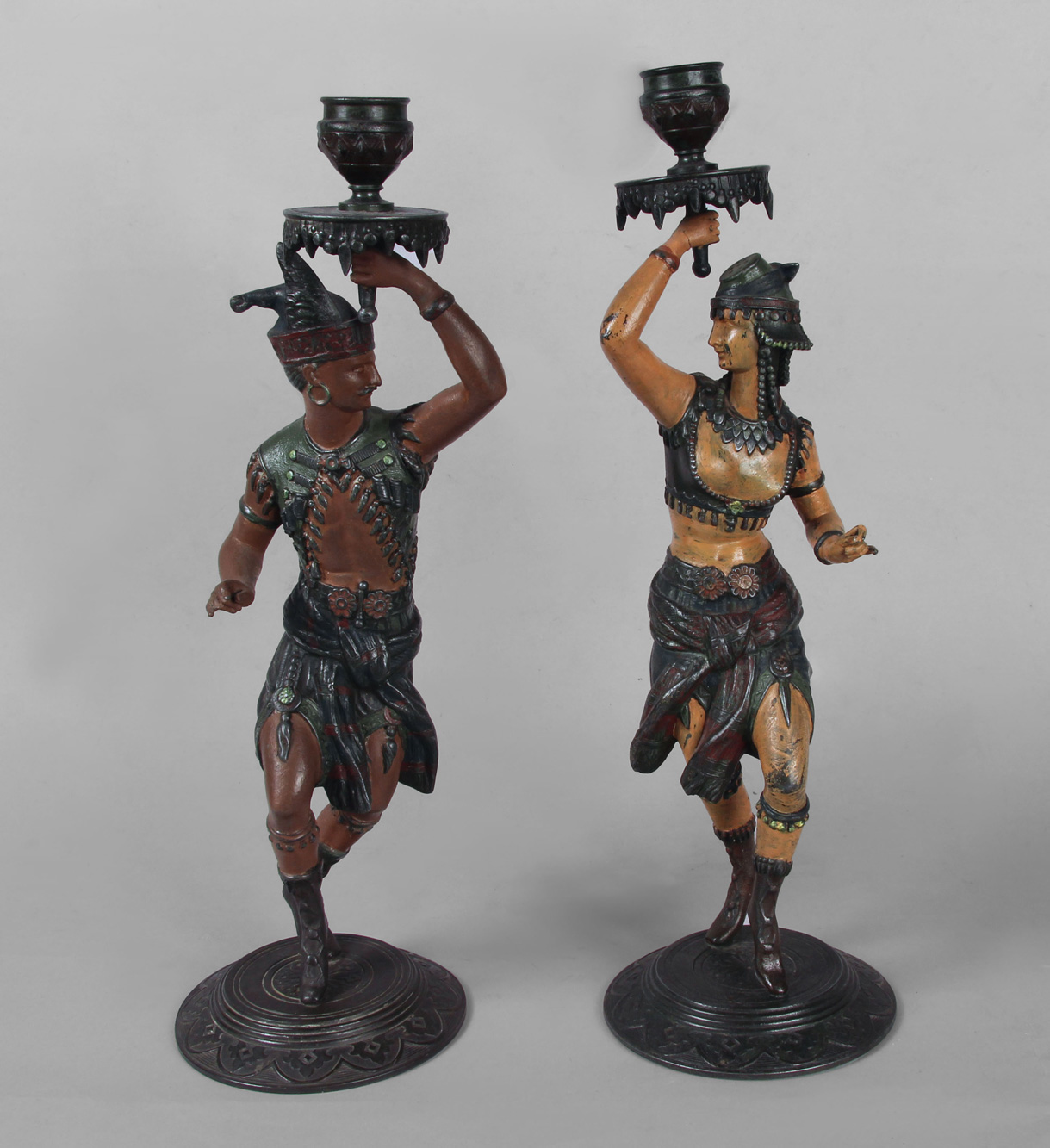 PAR DE CANDELEROS DE ANTIMONIO PINTADO Y PATINADO. PAR DE CANDELEROS DE ANTIMONIO PINTADO Y PATINADO.