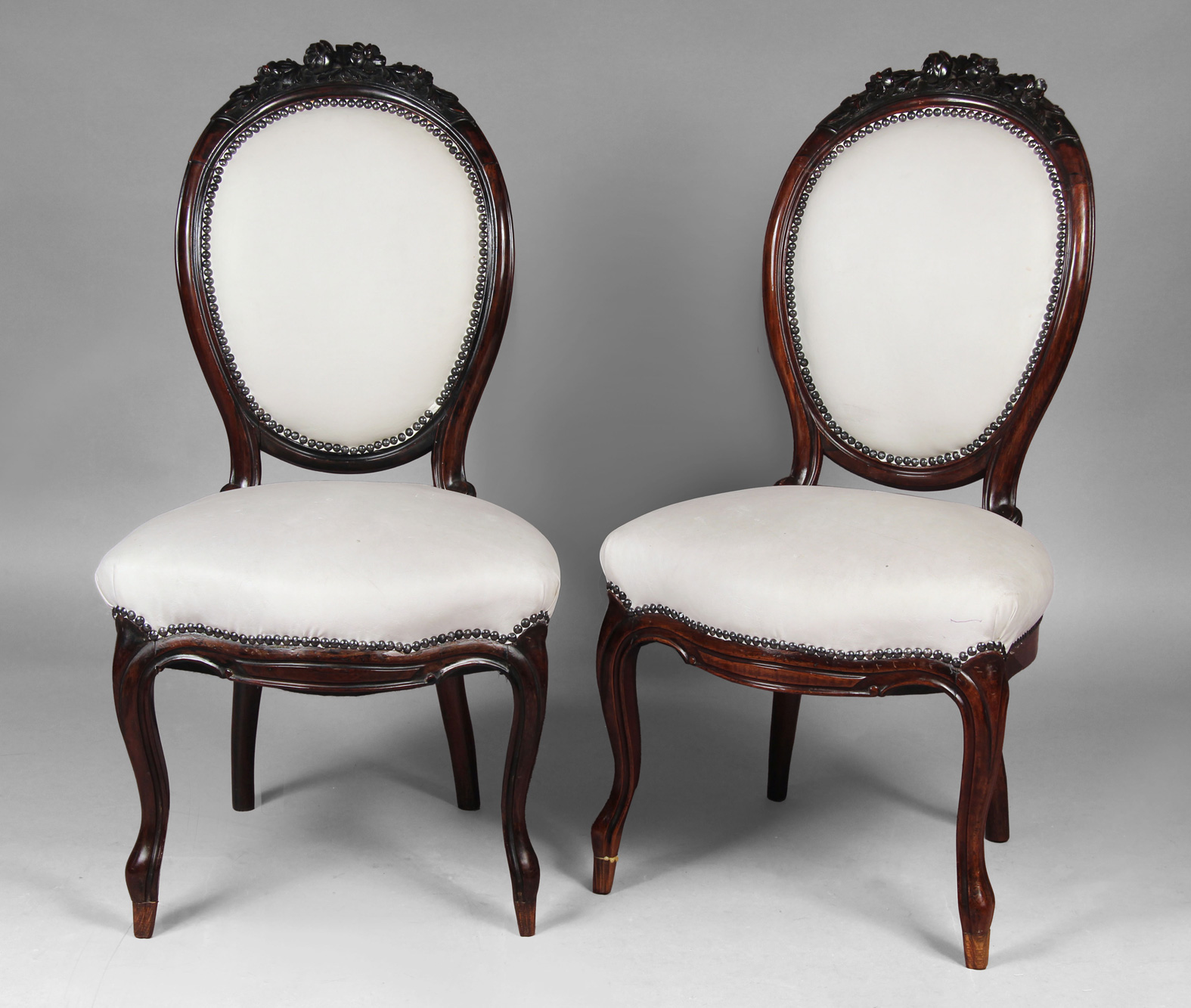 PAR DE ANTIGUAS SILLAS DE ESTILO COLONIAL. PAR DE ANTIGUAS SILLAS DE ESTILO COLONIAL.