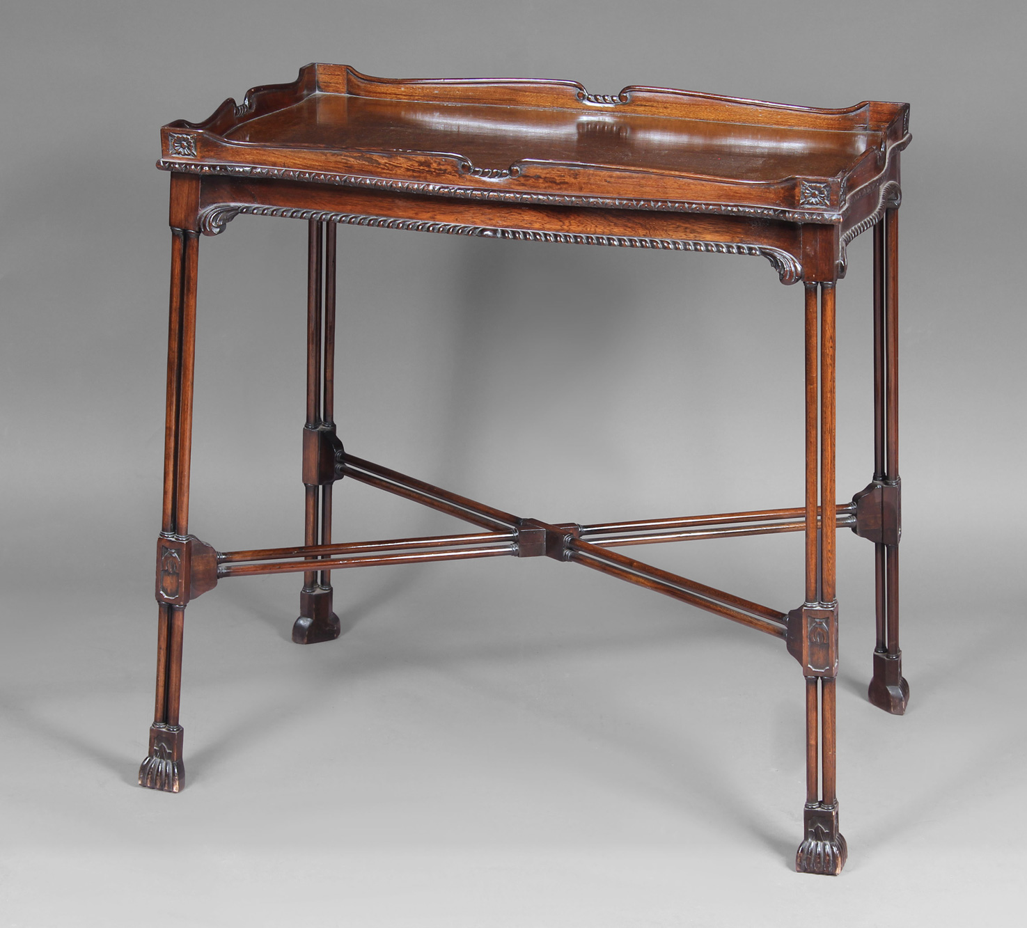 MESA DE ESTILO INGLES CHIPPENDALE PARA TE. MESA DE ESTILO INGLES CHIPPENDALE PARA TE.