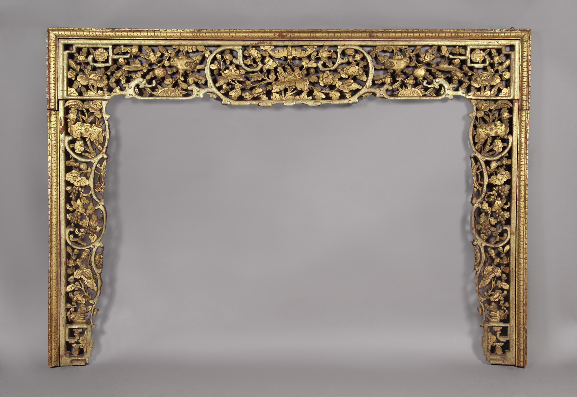 TALLA CHINA DE APPLIQUE EN MADERA DORADA Y CALADA. TALLA CHINA DE APPLIQUE EN MADERA DORADA Y CALADA.