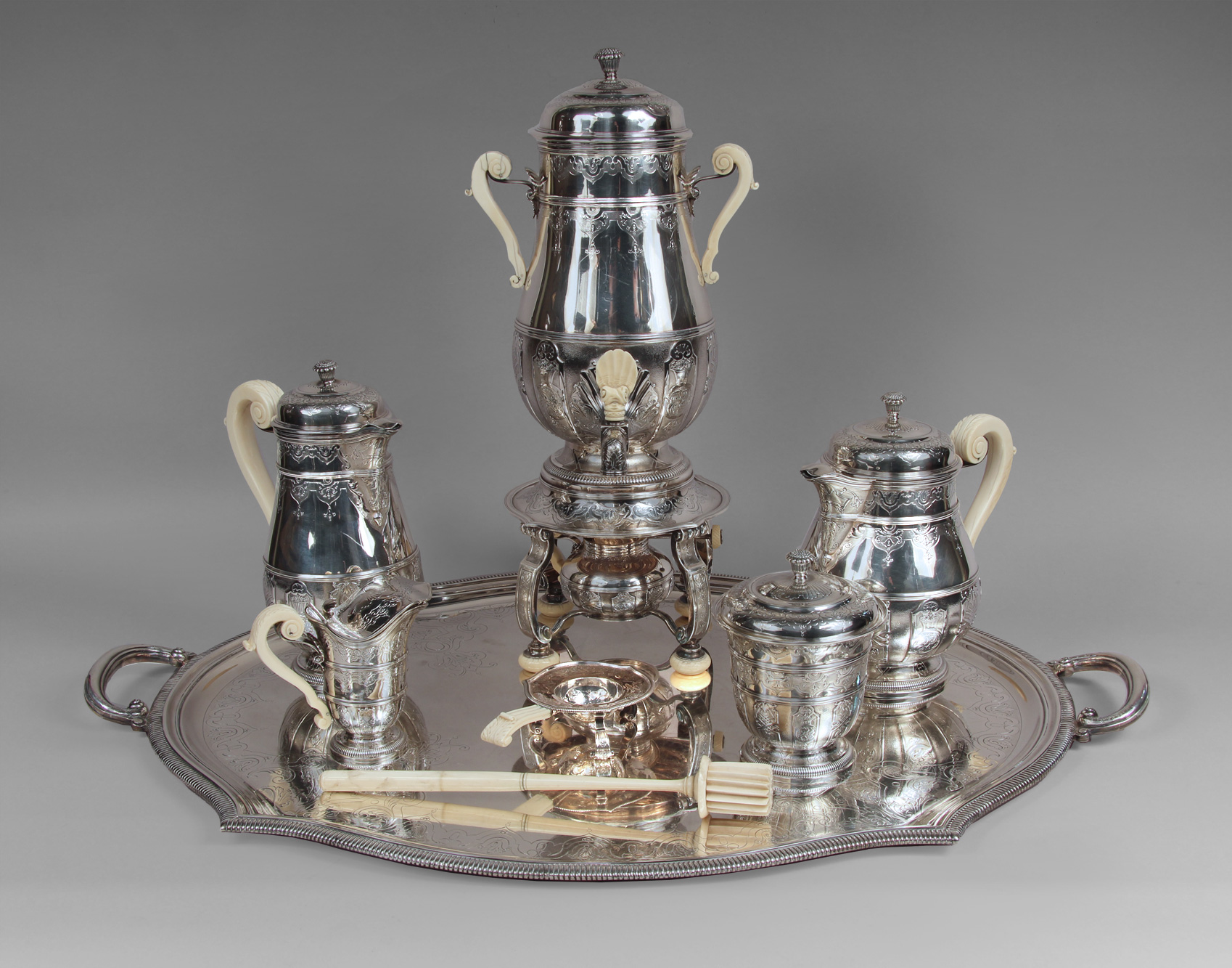 JUEGO DE PLATA FRANCESA PARA TE Y CAFE DE LA CASA PUIFORCAT. JUEGO DE PLATA FRANCESA PARA TE Y CAFE DE LA CASA PUIFORCAT.