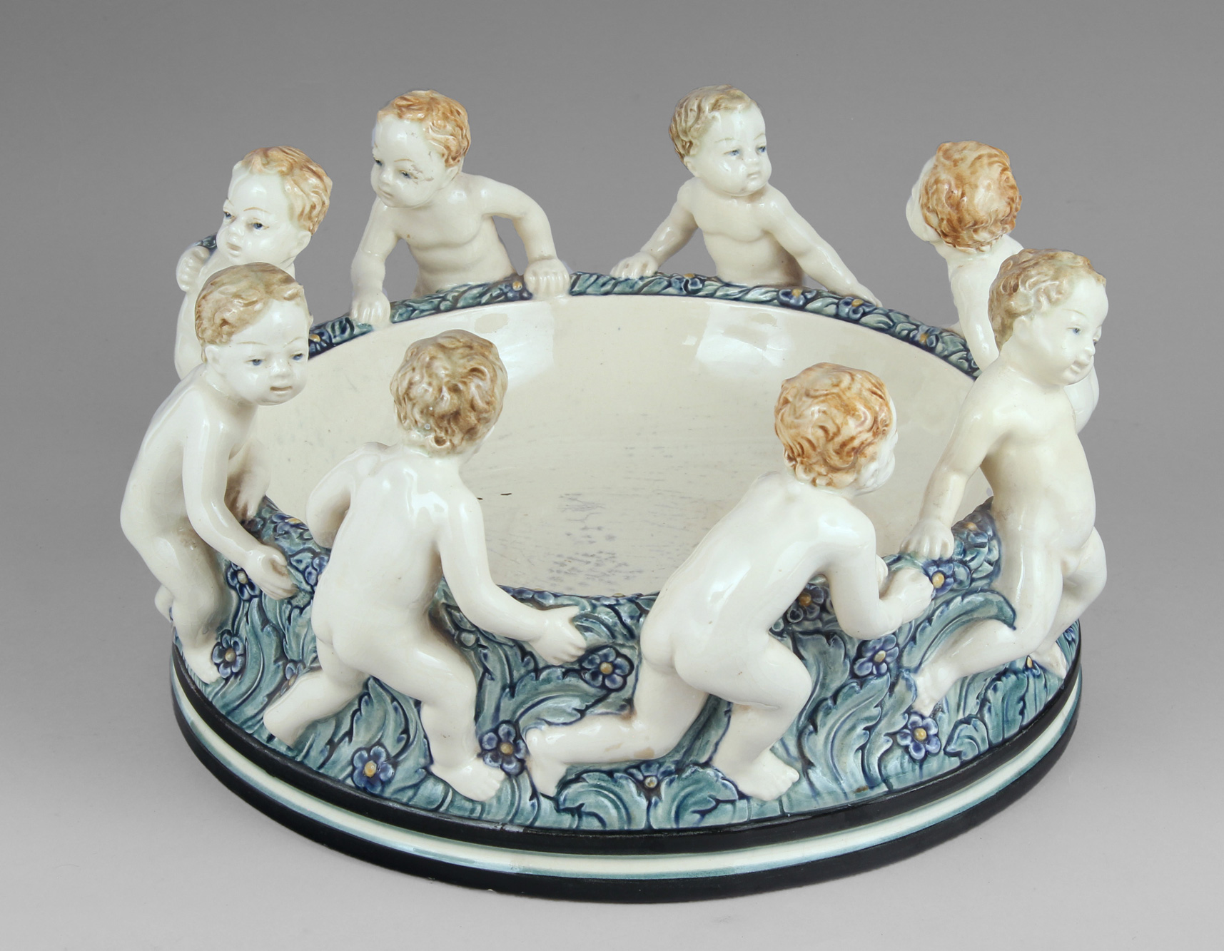 CENTRO HONDO ALEMAN DE LOZA ESMALTADA. CENTRO HONDO ALEMAN DE LOZA ESMALTADA.