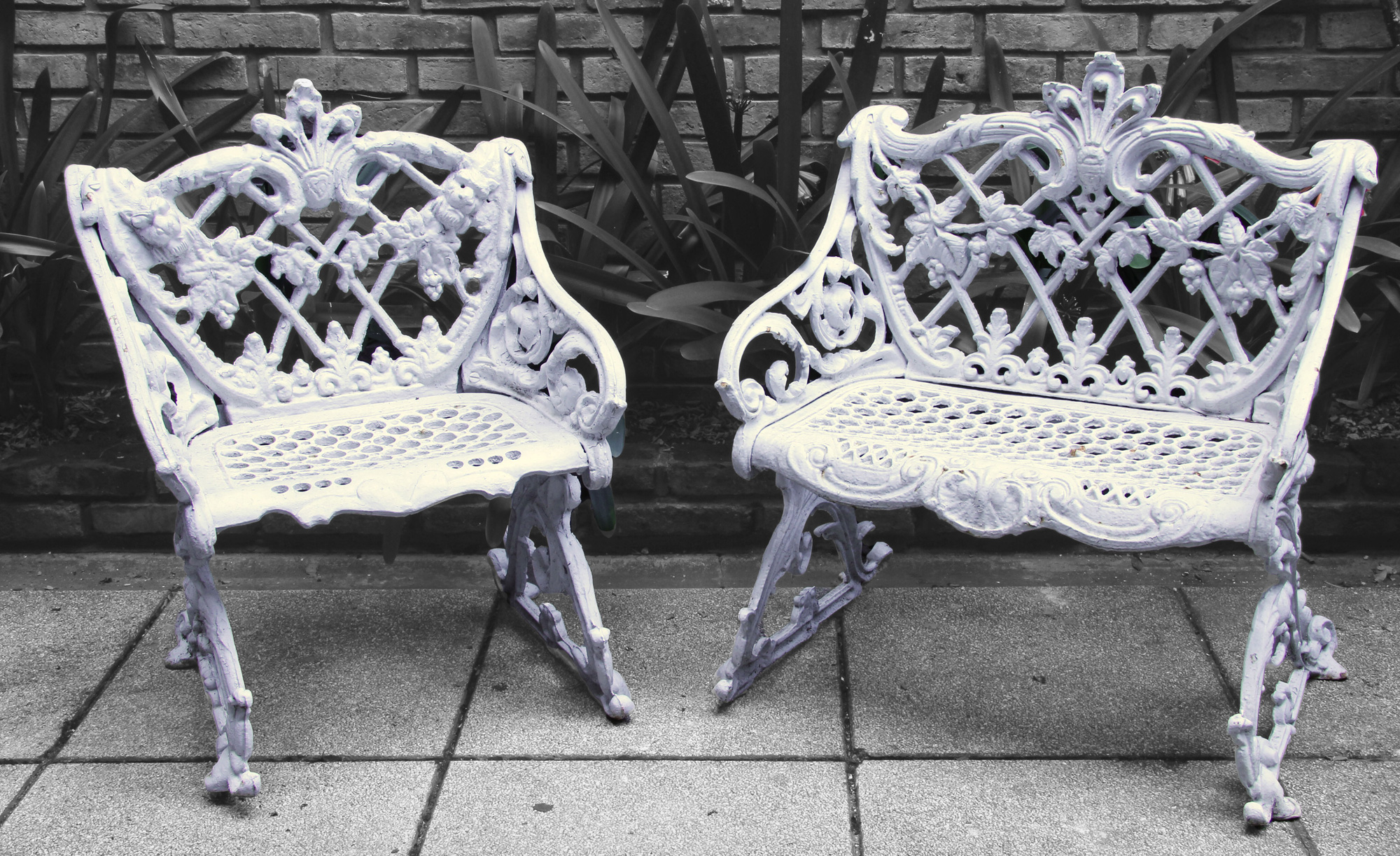 DOS BANCOS DE HIERRO PINTADO PARA JARDIN. DOS BANCOS DE HIERRO PINTADO PARA JARDIN.