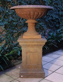 Lote 363: PAR DE ANTIGUOS COPONES DE HIERRO SOBRE PEDESTALES. PAR DE ANTIGUOS COPONES DE HIERRO SOBRE PEDESTALES.