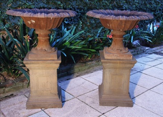 Lote 364: PAR DE ANTIGUOS COPONES DE HIERRO SOBRE PEDESTALES. PAR DE ANTIGUOS COPONES DE HIERRO SOBRE PEDESTALES.