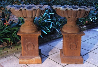 Lote 365: PAR DE ANTIGUOS COPONES DE HIERRO SOBRE PEDESTALES. PAR DE ANTIGUOS COPONES DE HIERRO SOBRE PEDESTALES.