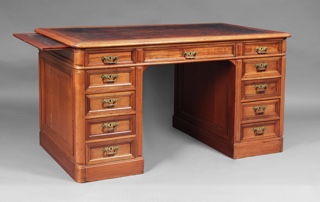 Lote 200: ESCRITORIO DE PEDESTALES ESTILO INGLES.  ESCRITORIO DE PEDESTALES ESTILO INGLES. 