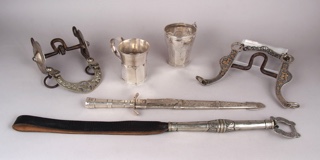 Lotes 353, 357, 354, 355: 
																		ANTIGUO FRENO DE COPA PORTEÑO CON INICIALES F.A. 
																		PAR DE ANTIGUOS JARROS COLONIALES CINCELADOS
																		ANTIGUO FRENO LITORALEÑO DEL SIGLO XIX. 
																		ANTIGUO FACON PORTEÑO CON PUNZON DE PLATERO GALASSO, VENDIDO