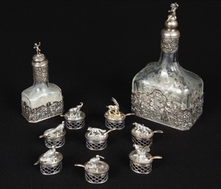 Lotes 578 y 579: 
																		DOS BOTELLONES GRABADOS DIFERENTES TAMAÑOS. 
																		OCHO PEQUEÑOS SALEROS CON TAPA Y CUCHARITA. 