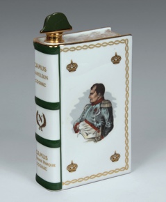 Lote 567: BOTELLA DE PORCELANA FRANCESA LIMOGES PARA COGNAC.  BOTELLA DE PORCELANA FRANCESA LIMOGES PARA COGNAC. 