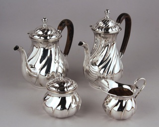 Lote 448: JUEGO DE PLATA NACIONAL 925 SELLADA PARA TE Y CAFE.  JUEGO DE PLATA NACIONAL 925 SELLADA PARA TE Y CAFE. 