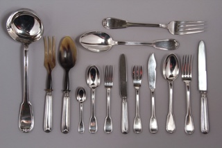 Lote 422: JUEGO DE CUBIERTOS DE PLATA ALEMANA 800 SELLADA.  JUEGO DE CUBIERTOS DE PLATA ALEMANA 800 SELLADA. 