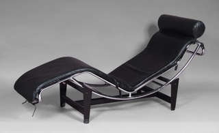 Lote 162: CHAISE LONGUE MODELO DE LE CORBUSIER.  CHAISE LONGUE MODELO DE LE CORBUSIER. 