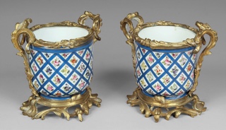 Lote 444: PAR DE CENTROS DE PORCELANA FRANCESA ESMALTADA.  PAR DE CENTROS DE PORCELANA FRANCESA ESMALTADA. 