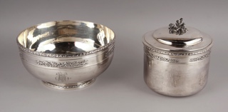 Lotes 426 y 427: 
																		CENTRO FRUTERA DE PLATA FRANCESA SELLADA. 
																		BIZCOCHERA DE PLATA FRANCESA SELLADA CON TAPA. 