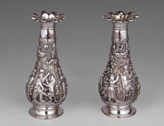 Lote 594: PAR DE VIOLETEROS EUROPEOS CINCELADOS.  PAR DE VIOLETEROS EUROPEOS CINCELADOS. 