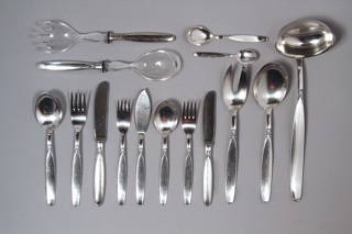 Lote 445: JUEGO DE CUBIERTOS ALEMAN DISEÑO ART NOUVEAU.  JUEGO DE CUBIERTOS ALEMAN DISEÑO ART NOUVEAU. 