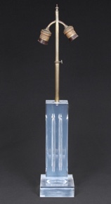 Lote 568: LAMPARA DE ACRILICO DISEÑO MODERNO.  LAMPARA DE ACRILICO DISEÑO MODERNO. 