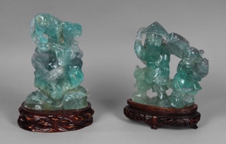 Lote 492: DOS GRUPOS CHINOS DE RAIZ DE ESMERALDA ESCULPIDA.  DOS GRUPOS CHINOS DE RAIZ DE ESMERALDA ESCULPIDA. 