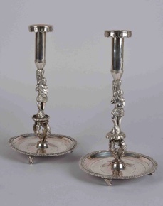 Lote 378: PAR DE ANTIGUOS CANDELEROS COLONIALES.  PAR DE ANTIGUOS CANDELEROS COLONIALES. 