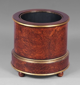 Lote 571: MACETERO CILINDRICO DE ESTILO INGLES.  MACETERO CILINDRICO DE ESTILO INGLES. 